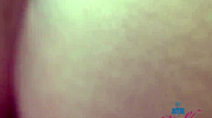 Zabava napolju sa Lili Adams koja sisa kurac i dobija pičku jebanu u pasjem stilu od prijatelja