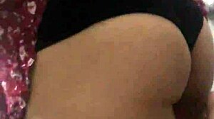 Bajo falda de mi vecina y terminamos cogiendo