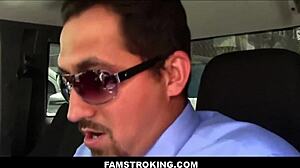 Famstroking - pieni 18+ latinalainen tyttärentyttö imee isäpuolta parkkipaikalla