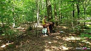 Tysk studerende fanger modent par i at kneppe i parken