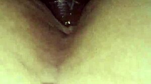 Pussy basah digempal kuat gaya anjing closeup.