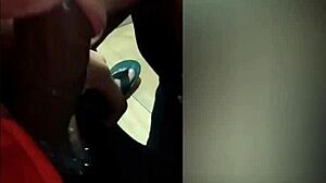 Parei a faxina para chupar meu marido e te fazer um convite