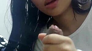 La Amiga De Mi Novia Aprovecha Que Estoy Solo En Casa Y Toca Mi Polla