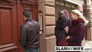 Blondinka kurba vzame ogromen črn kurac v tesno ritko