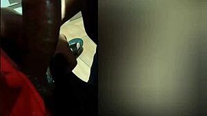 Parei a faxina para chupar meu marido e te fazer um convite