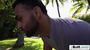 Brunett Ybutt rider kuk utomhus i sexig bikini och suger hårt.