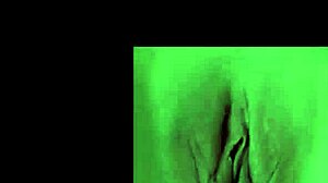 Milf cantik jari klitoris, mengerang, dan bergetar ke orgasme.