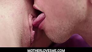 Enteado raspando e provando a madura peituda Dee Williams em particular