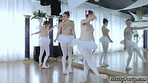 Hej, chceš vidieť moje priateľky, horúce baleríny, robiť divoké veci spolu v parnej POV skupinovej relácii s epickými handjobmi?