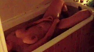 Захватил похотливую американочку-соседку за дрочкой в мужском доминировании