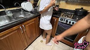 madrastra caliente milf folla hijastro en la cocina de una caliente conversacion con hijastro