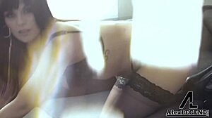 可愛いKiara EdwardsがAlex Legendに部屋中ワイルドなポジションでポンドされる