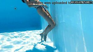 a mais gostosa loirinha Ivi Rein provoca em cena subaquática