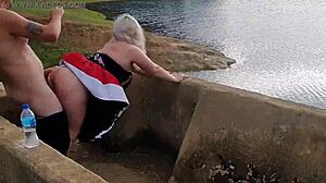 Plavuša Kurvica Velike Guzice Puši u Javnoj Laguni Završi Kreampajem