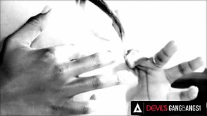 Wow! Ana Foxxx vzame štiri bele kurce v divjem gangbangu!