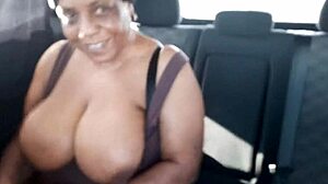 Vovó louca dedilhando no banco de trás em público