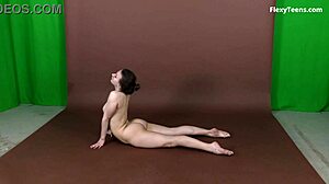 柔軟なティーン リマが小さなストレッチでアクロバティックな動きを披露