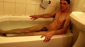 vikings0526 masturbates for the girls in this intriguing show.