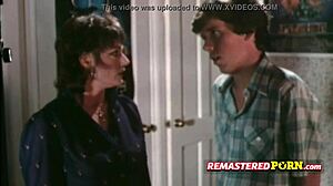 रेट्रो टीं 18+ टेलीस्कोप से हॉर्नी कपल पर स्पाई करती है