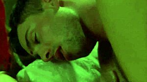 गांव में इंटिमेट इंडियन कपल क्लोज मोमेंट्स शेयर कर रहे हैं।