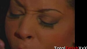 Jazmine Cashmere показује ебонску атлетску грађу са тетоважама у легинсама