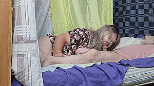 Velká milf nabízí horkou felaci a anální akci