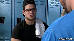 Gays maduros, ¿quieren unirse a nosotros para garganta profunda en el vestuario?