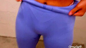 Táto žiadostivá dáma sa masturbuje sama na webkamere, taká je nadržaná!