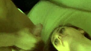 Hey, ¿quieres ver a esta travesti pro recibir semen en la cara después de anal salvaje?