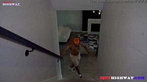 Η ξανθιά Onyx ρουφάει το μεγάλο μαύρο πούτσα του καθαριστή πισίνας