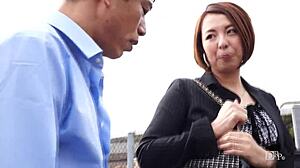 Азиатска красавица дава горещо японско духане