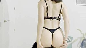 Esta madurita te provoca con sus curvas irresistibles?