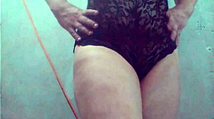 Супер секси латино транс ескорт показва убиващото си горещо тяло.