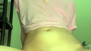 딜도 타서 흠뻑 젖고 세게 가버려!