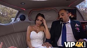 Булка оставя мъжа си да гледа как й чукат дупето в лимузина.