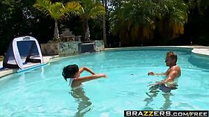 ברזרס - אבללה אנדרסון ולייבי קאש בכוכבים בסצנת ציצים גדולים של הו מים פולו