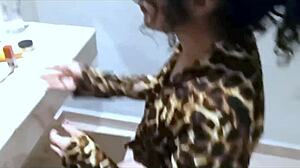 tengo sexo con mi hermana para quitarle el estrés p 1 y le lamo la concha hasta que se corre