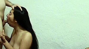 मेरा बॉयफ्रेंड मेरी चूत को खड़ा करके चोदता है, कितना मजा आया! 😍