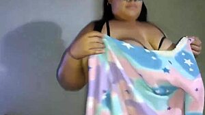 Nappasin kurvikkaan äitipuoleni koskettelemassa itseään enkä voinut vastustaa liittymistä hänen ratsastukseensa.