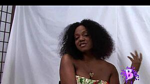 Sinnamon Love Footjob Frenzy Rocks!