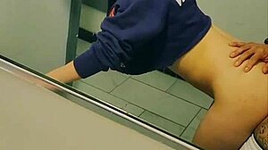 Cara, levou aquela loira adolescente 18+ quase legal pro banheiro do clube!