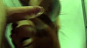 Amatør thai shemale barnepike suger kuk og tar bareback anal i POV trans-scene