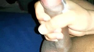 Gledaj joj prsti kako zaranjaju duboko u mokru pičku!