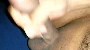 Gledaj joj prsti kako zaranjaju duboko u mokru pičku!