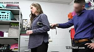 Kıç sikici MILF ofiste çalıyor