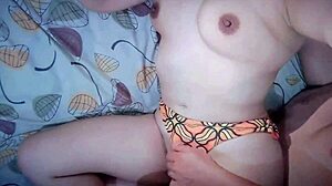 Mi prima jovencita colegiala dormilona se queda a descansar en mi cama me aprovecho y comienzo a tocar su dulce vagina y tengo sexo con mi prima real casero amateur no fingido