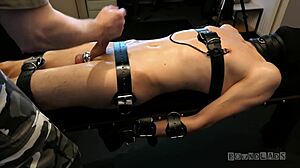 Boundlads tejeli az érzékeny rabszolgát intenzív BDSM-ben