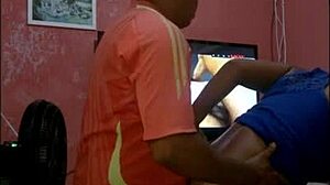 Rasgando o cu da morena