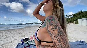 Mostrei meu peitinho na praia de Floripa e ele ficou louco. Chupei gostoso até o fim!