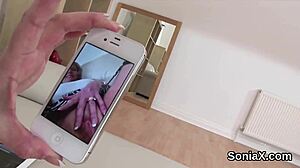 Британската милф Лейди Сония показва огромните си цици в горещо бельо.